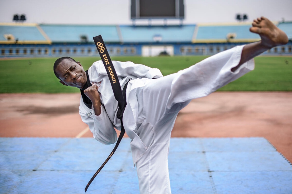 El refugiado burundés Parfait Hakizimana durante una sesión de entrenamiento de taekwondo en el estadio Amahoro de Kigali, la capital de Ruanda.