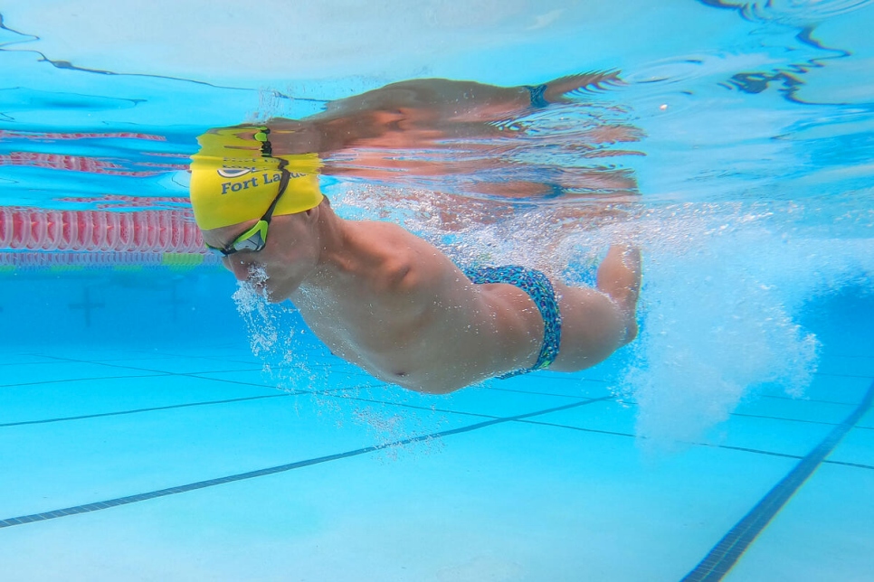 Abbas Karimi, un nadador refugiado afgano que nació sin brazos, entrena en Fort Lauderdale, Florida, Estados Unidos.  