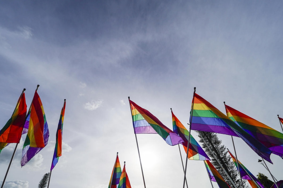 Banderas de arcoíris en un desfile del orgullo LGBTIQ1 en San Salvador, El Salvador.