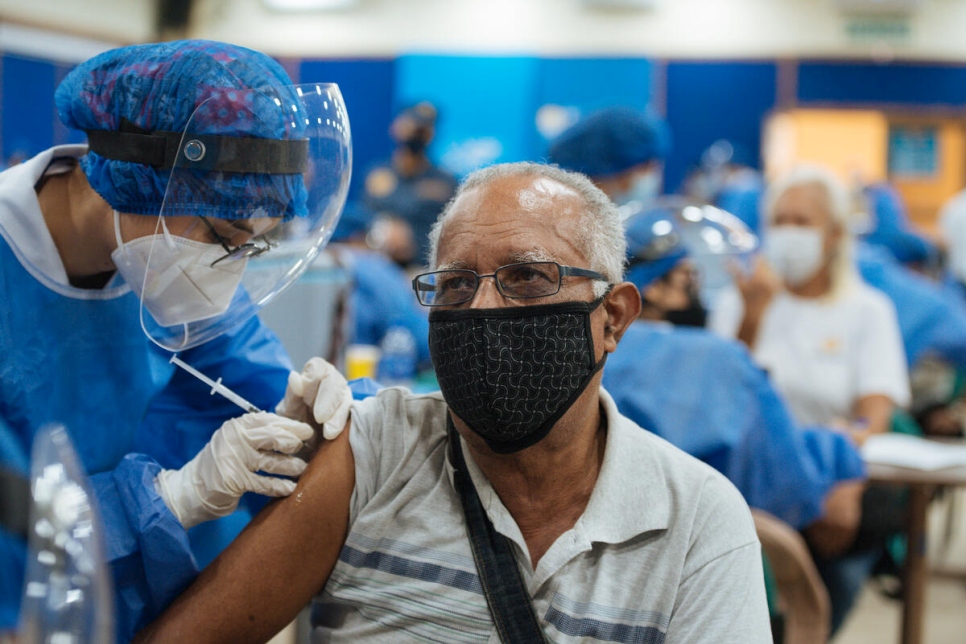 Paul Aponte (77), de Venezuela, recibe la primera dosis de la vacuna de COVID-19 en Guayaquil, Ecuador.