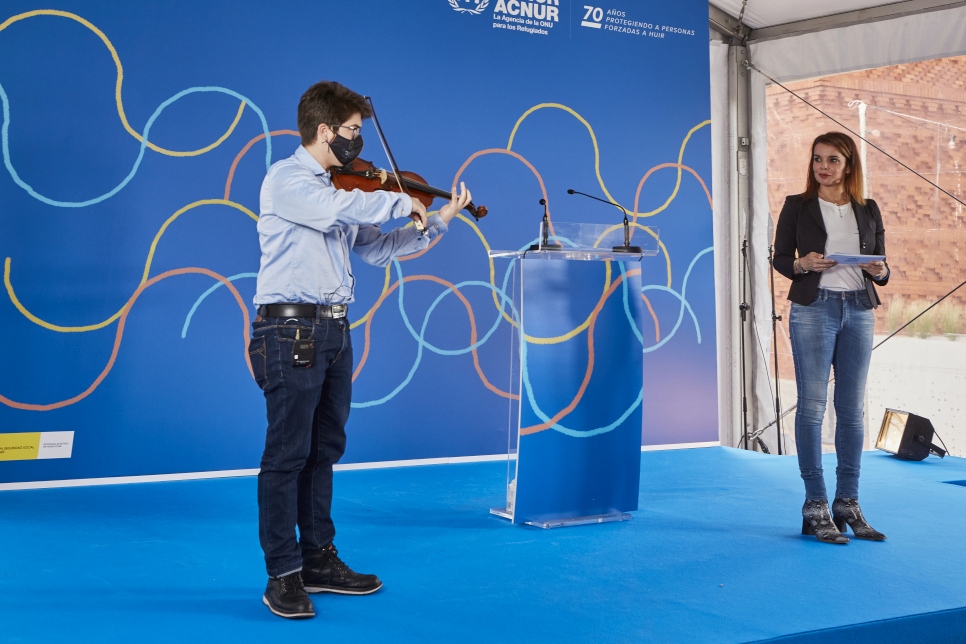 El músico venezolano Zabdiel Hernández acompaña a Carme Chaparro al violín mientras la periodista recita el poema de Maysoun Shoukair el pasado 18 de junio durante el evento del Día Mundial del Refugiado organizado por ACNUR en Casa Árabe Madrid. 