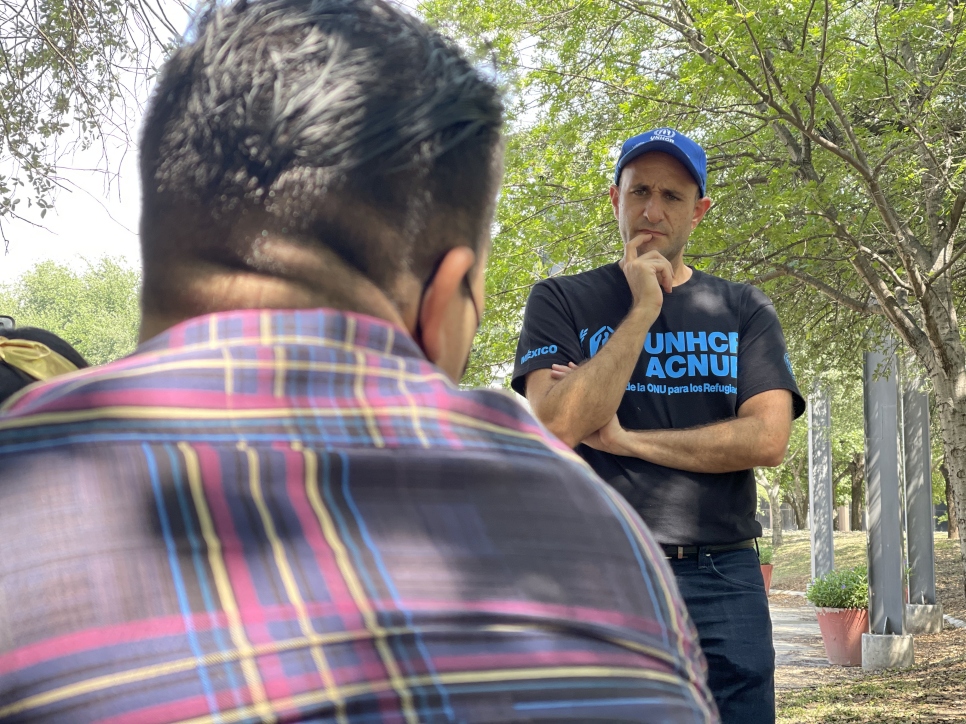 Alberto Lati conversa con personas refugiadas en Parque Fundidora, Monterrey, México. 