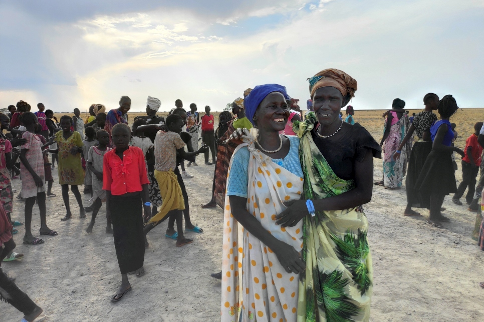 Una familia de Sudán del Sur, previamente desplazada por la violencia, regresa a su hogar en Baliet, Malakal, en el estado de Alto Nilo.