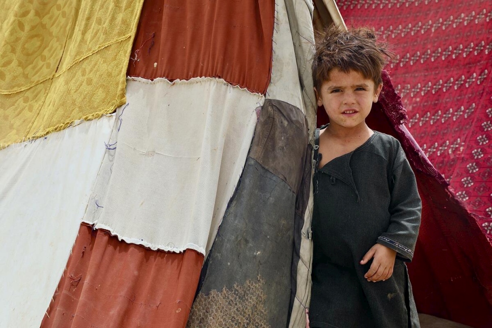 Zarif, de 6 años, frente a la tienda improvisada de su familia en el campamento de personas desplazadas de Nawabad Farabi-ha, a las afueras de Mazar-e Sharif, en el norte de Afganistán.  