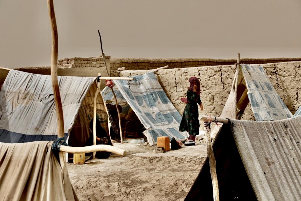 Una desplazada afgana se prepara para encender un fuego para hervir agua en un campamento para desplazados en Mazar-e-Sharif, en el norte de Afganistán.
