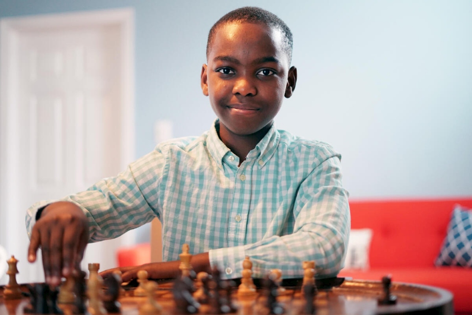 Tanitoluwa (Tani) Adewumi y su familia huyeron de la violencia en Nigeria. Ahora viven como solicitantes de asilo en Estados Unidos mientras Tani continúa su carrera de ajedrecista.