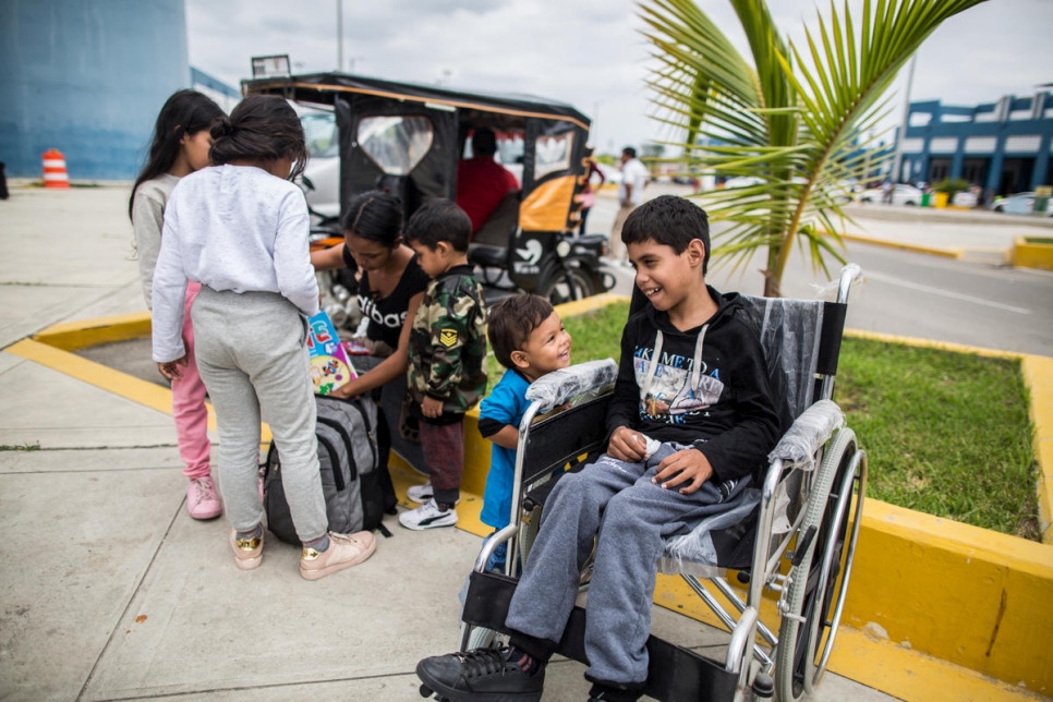 Una familia que huyó a Perú en 2018. Para las personas obligadas a huir, tener una discapacidad puede añadir una dimensión de dificultad al viaje.  