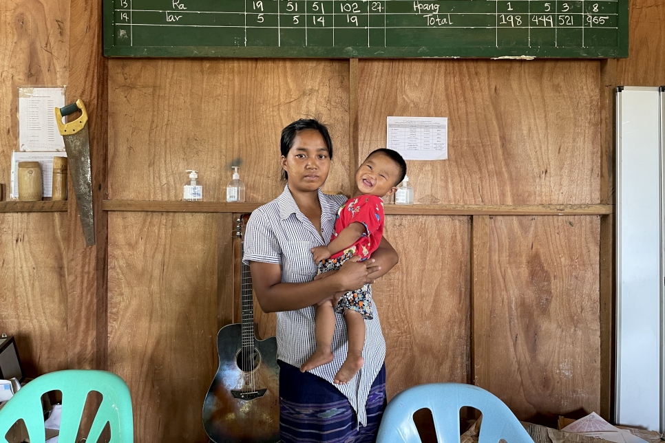 Nway Nway Htay, de 27 años, y su hijo en el campamento de PDI de Trinity, en el estado de Kachin, Myanmar, donde están registrados para recibir asistencia.