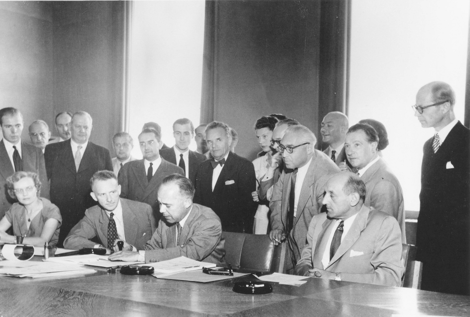 Firma de la Convención sobre el Estatuto de los Refugiados de 1951 en Ginebra, Suiza.  