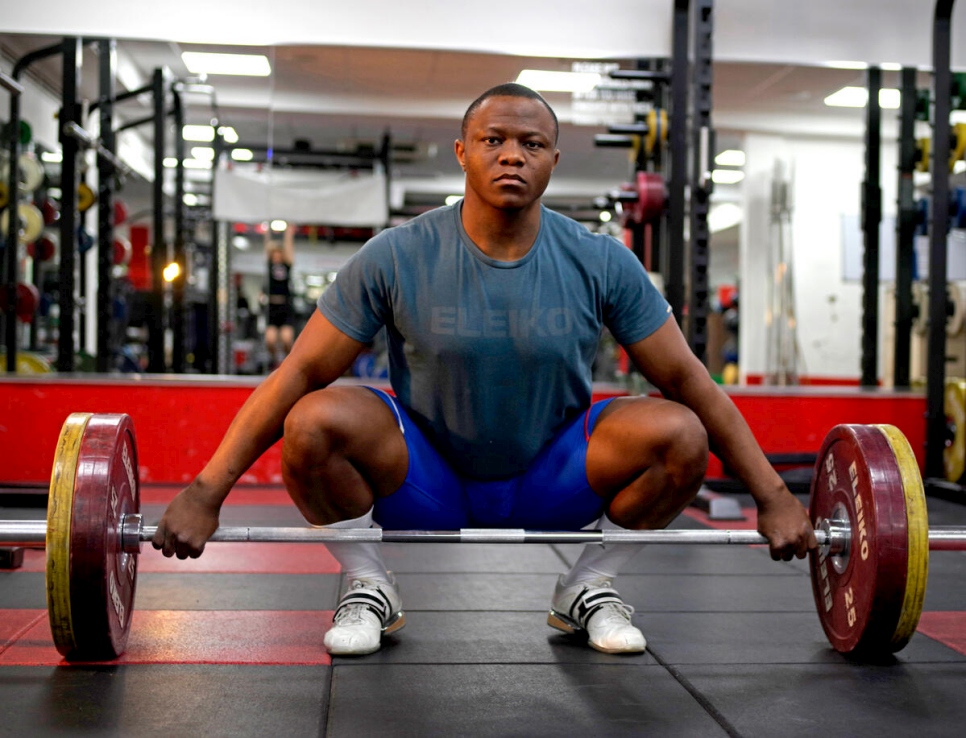 El levantador de pesas del Equipo Olímpico de Atletas Refugiados, Cyrille Tchatchet, entrenando en el gimnasio de la Universidad de Middlesex en Londres, Reino Unido, en mayo de 2019.