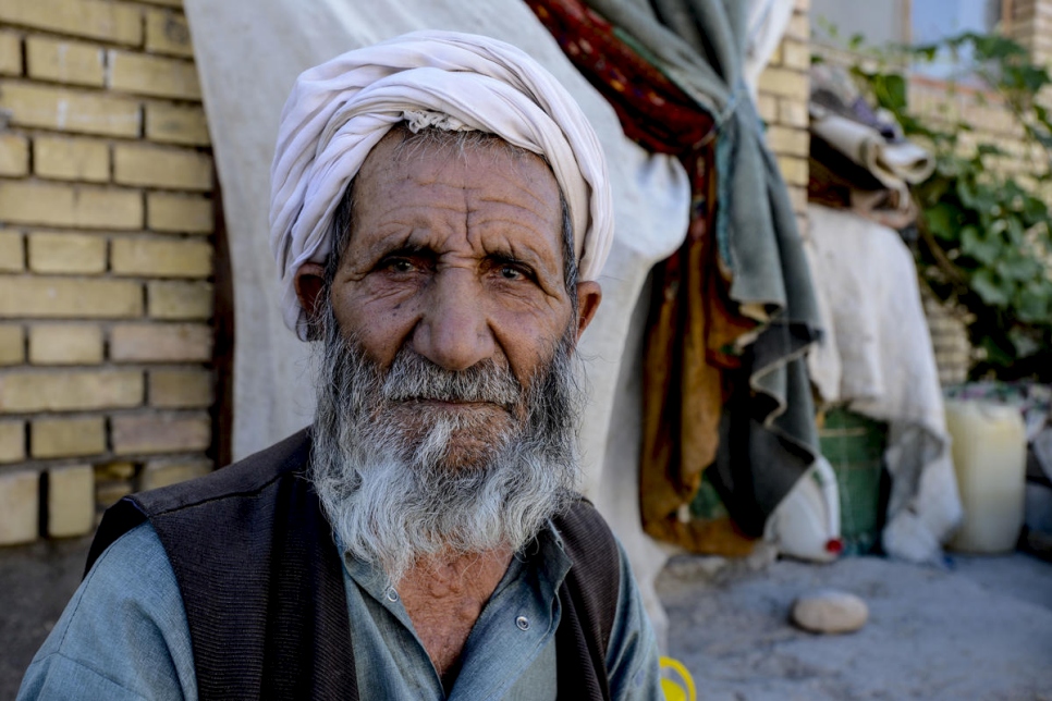 Un hombre mayor en el alojamiento de Torbat-e-Jam, cerca de la frontera entre Irán y Afganistán (foto de archivo).