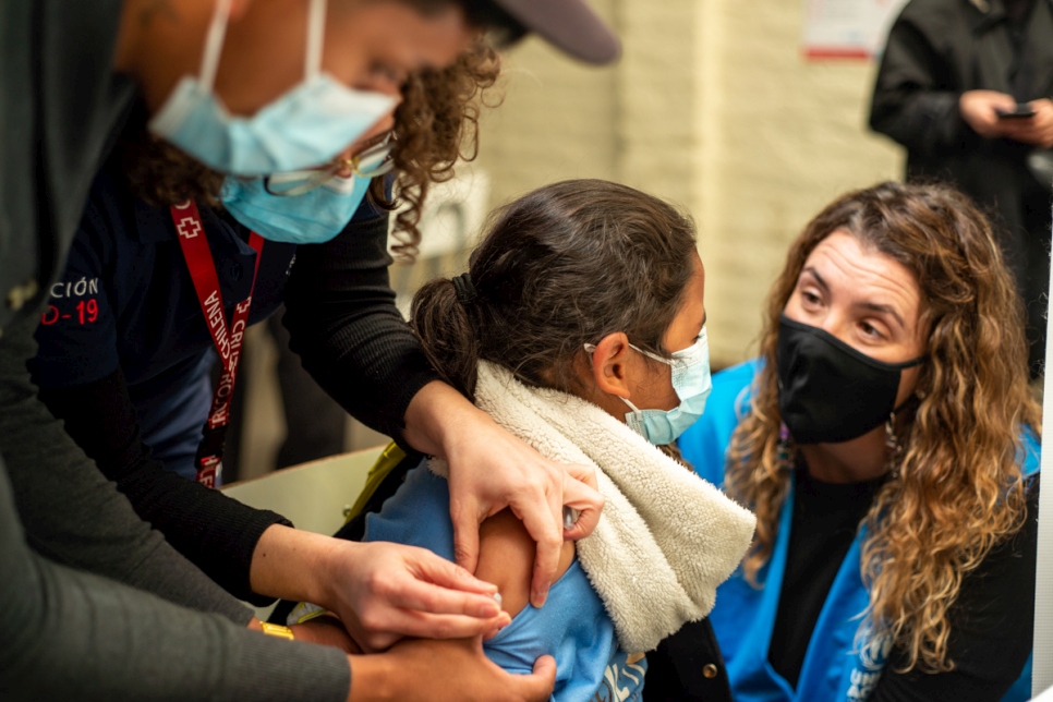 Gracias a una donación de la empresa de telecomunicaciones WOM, más de 300 personas refugiadas y migrantes recibieron la vacuna de la influenza, una enfermedad estacional muy frecuente del invierno chileno.