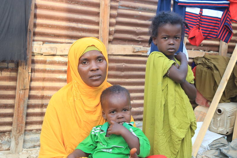 Ayan Muude Adawe, quien huyó de Etiopía a Somalia para escapar de la sequía, ha sido desplazada varias veces de un alojamiento en Bossaso debido a las fuertes lluvias.