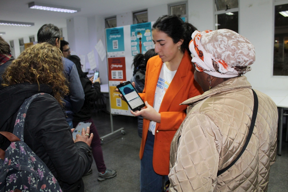 La StartUp Migrapp, del Servicio Jesuita a Migrantes (SJM) es financiada por ACNUR. Mediante la atención de voluntarios/as, entrega orientación gratuita y oportuna a la población refugiada y migrante en Chile.