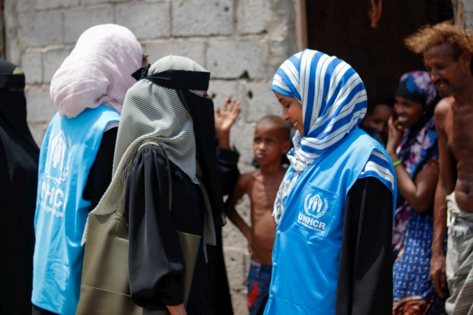 Alawia en su visita de rutina a las comunidades de personas refugiadas somalíes en la zona de Al-Basateen de la ciudad de Adén en Yemen. A pesar del conflicto en curso, Yemen acoge a unas 140.000 personas refugiadas, en su mayoría procedentes de Somalia y Etiopía. 