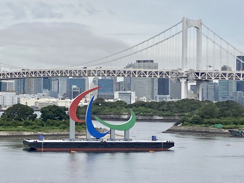 El símbolo de los Juegos Paralímpicos instalado en el Parque Marino de Odiaba, Tokio, para los juegos de 2020.