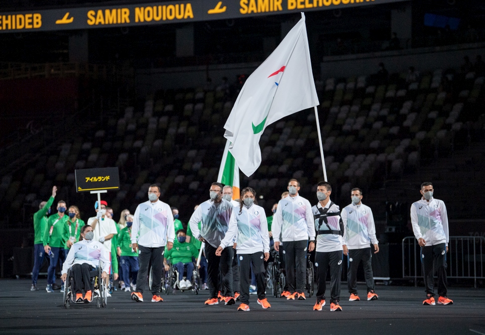 El Equipo Paralímpico de Atletas Refugiados participa en el desfile de atletas durante la ceremonia de apertura de los Juegos Paralímpicos de Tokio 2020.