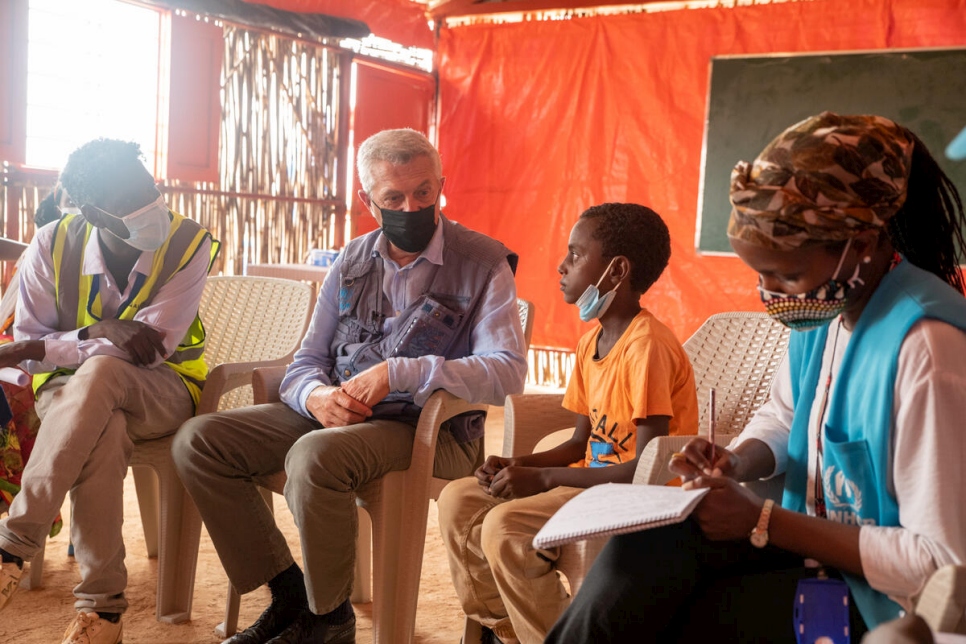 Filippo Grandi, el Alto Comisionado de la ONU para los Refugiados, charla con un niño etíope refugiado en el campamento de Um Rakuba, en Sudán.