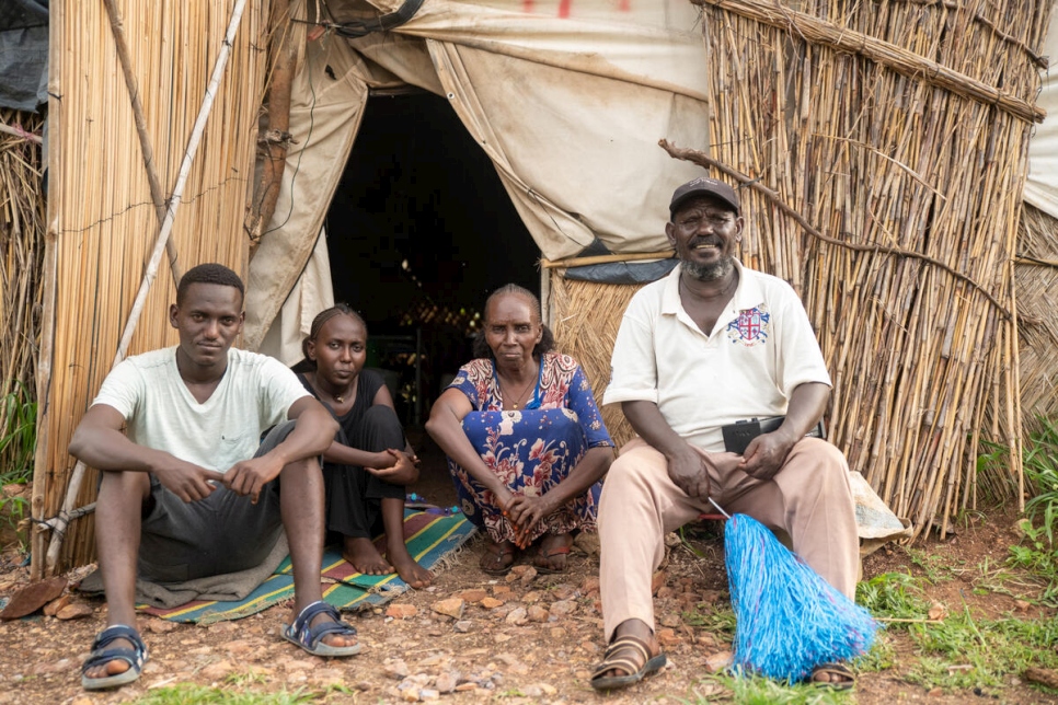Hailu Mehari, refugiado etíope, sentado junto a su familia afuera de su alojamiento en el campamento de Um Rakuba, al este de Sudán.