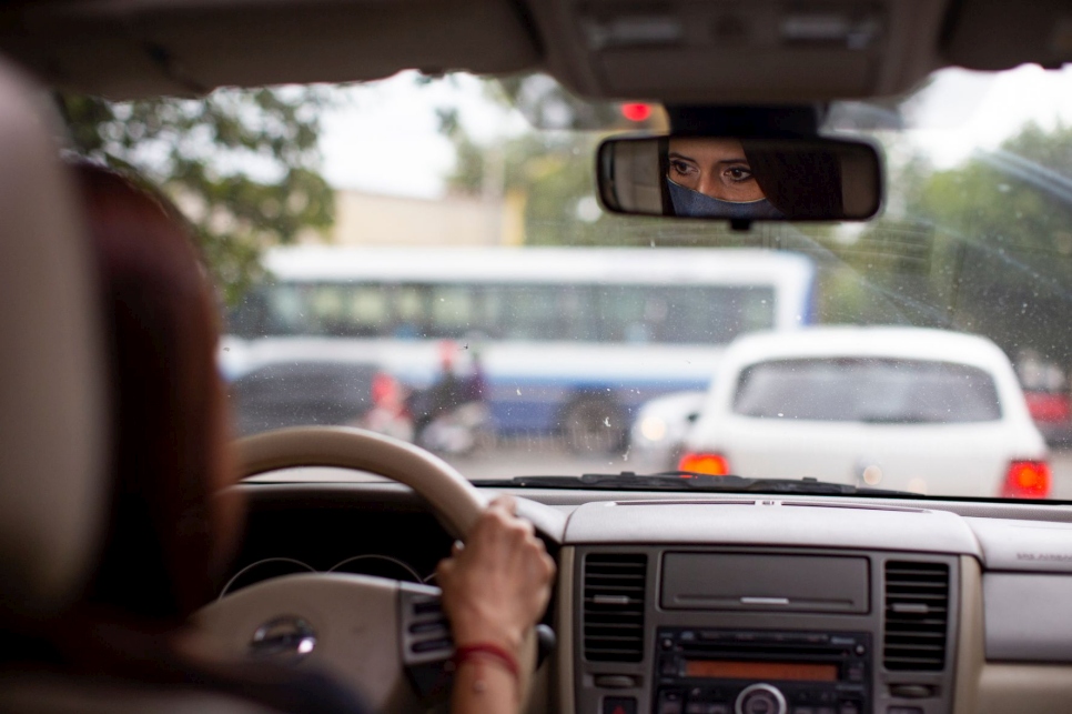 Samira conduce su vehículo en la ciudad de Salta.