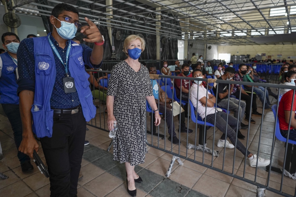 La Alta Comisionada Auxiliar para la Protección de ACNUR, Gillian Triggs, visita un centro de atención para personas refugiadas en la ciudad de Tapachula, al sur de México.
