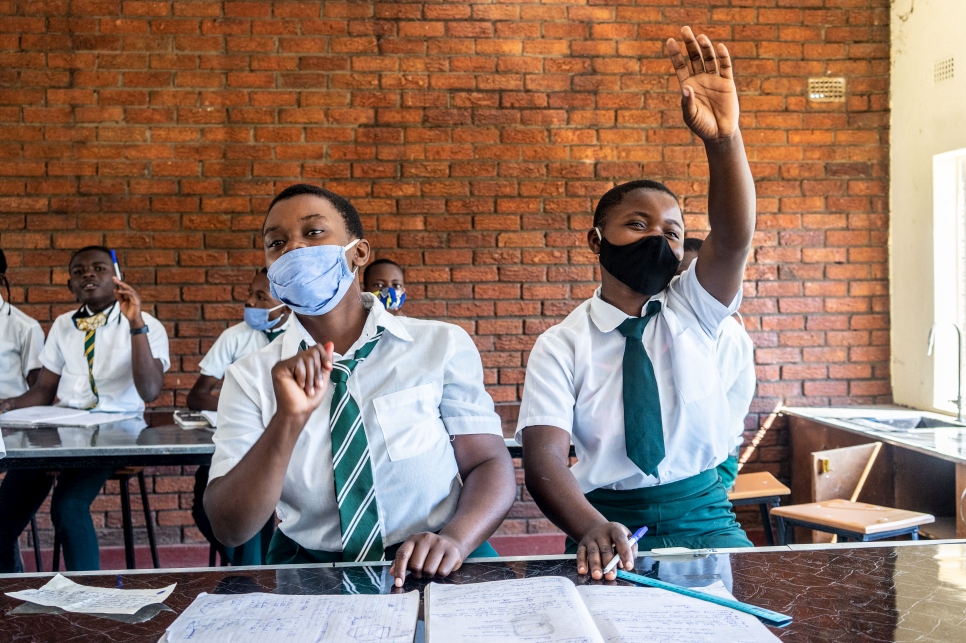 Estudiantes en una clase de ciencias en la escuela secundaria St. Michaels en el campamento de refugiados de Tongogara, en Chipinge, Zimbabue, el 26 de abril de 2021.