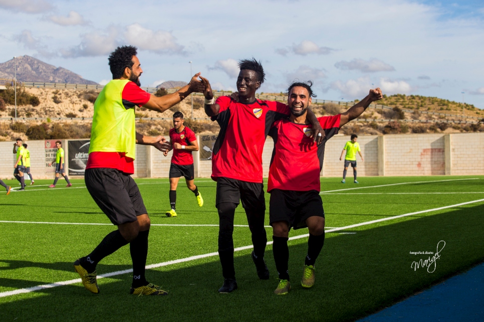 Cámara, refugiado maliense afincado en Alicante, ganador de un premio en el Concurso de Arte "Juventud Con Los Refugiados" 2021 de ACNUR, juega al fútbol con su equipo en El Campello, Alicante. 