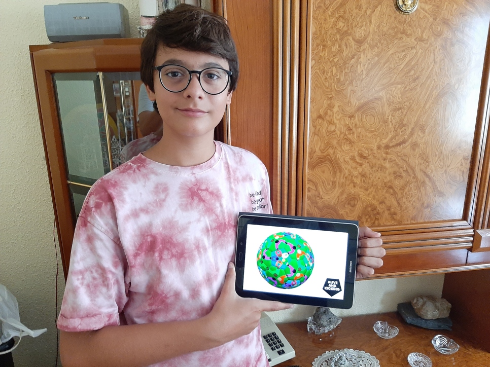 Dibujo de Carles, de 13 años, Valencia, ganador de una mención especial en el Concurso de Arte Juventud Con los Refugiados 2021 de ACNUR (categoría balón soñado). 