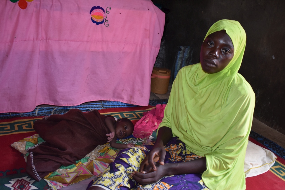 Amina tenía un embarazo muy avanzado cuando huyó de la violencia en Camerún. Con la ayuda de una partera local, tuvo a su hijo apenas dos días después de llegar a Chad.