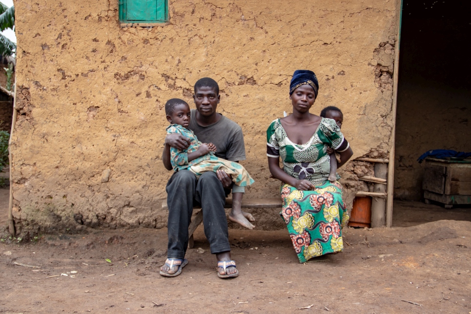 Una familia congoleña desplazada por la violencia en la provincia de Kivu Norte fotografiada en la localidad de Kibarizo en septiembre de 2020.