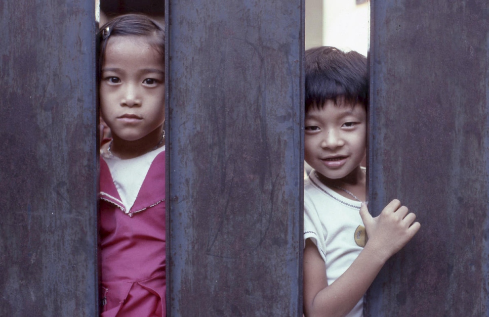 Una niña y un niño en un centro de tránsito para personas refugiadas indochinas en Bangkok, Tailandia, en 1979.