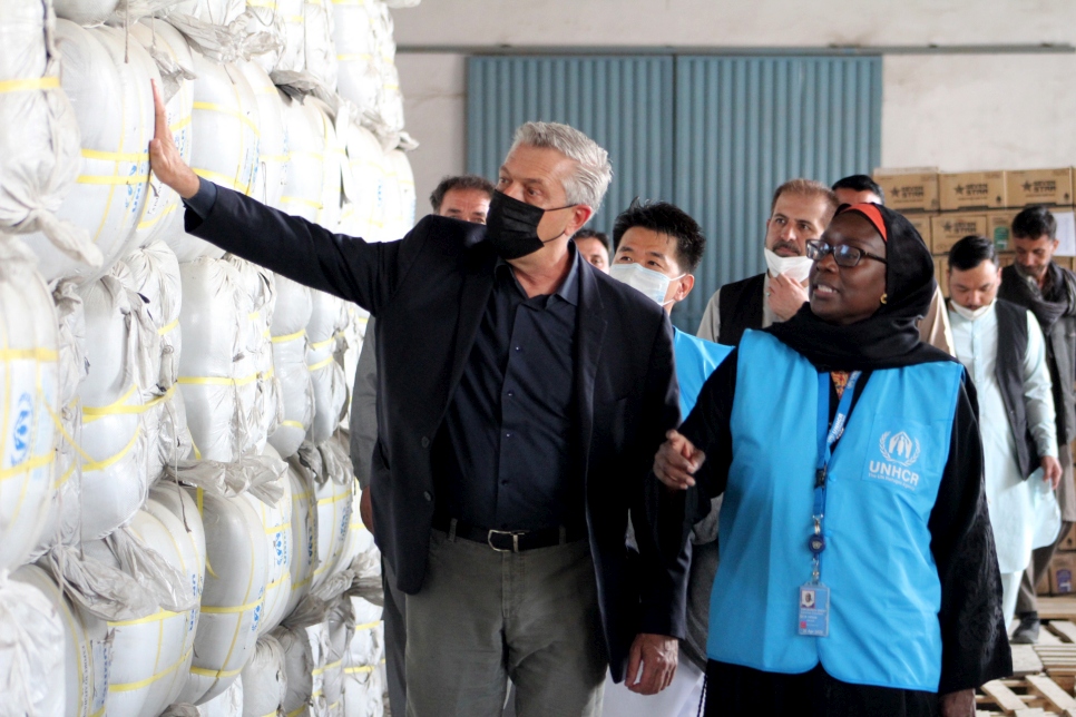 Filippo Grandi, Alto Comisionado de la ONU para los Refugiados, inspecciona artículos no alimentarios en un almacén en Kabul, Afganistán.