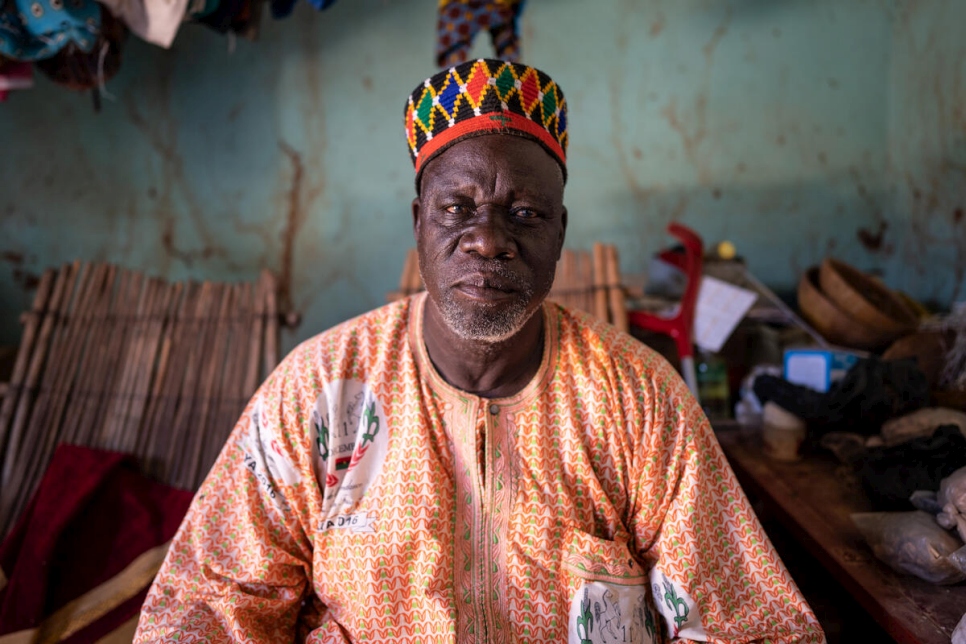 Diambendi Madiega, líder conocido como "Jefe Elefante" por su comunidad, en su casa en Kaya, Burkina Faso.