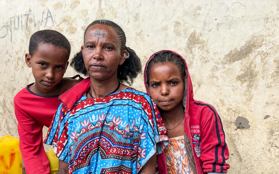 Una madre etíope desplazada y sus dos hijos se alojan en una escuela de la capital regional de Tigray, Mekelle, después de que hombres armados asaltaran su casa.