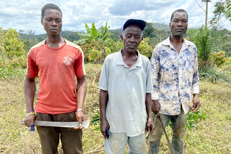 Paul Bah (al centro), de 71 años, pasó por nueve años de procedimientos legales para recuperar sus cultivos de cacao de 1.000 hectáreas de las personas que la ocuparon mientras él estaba en el exilio.
