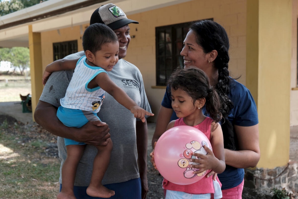 Familia venezolana busca rehacer su vida luego de solicitar la condición de refugiado en Panamá. 