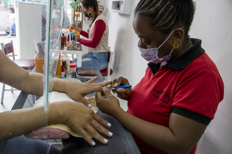 Daniela*, una refugiada colombiana en Ecuador, se ha podido especializar en técnicas de manicure gracias a un proyecto de ACNUR e HIAS.