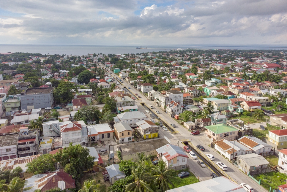Una vista aérea de la zona sur de Ciudad de Belice, donde muchas personas solicitantes de asilo, como Tony y Christian*, han encontrado paz y un nuevo hogar para empezar de nuevo con sus familias. 