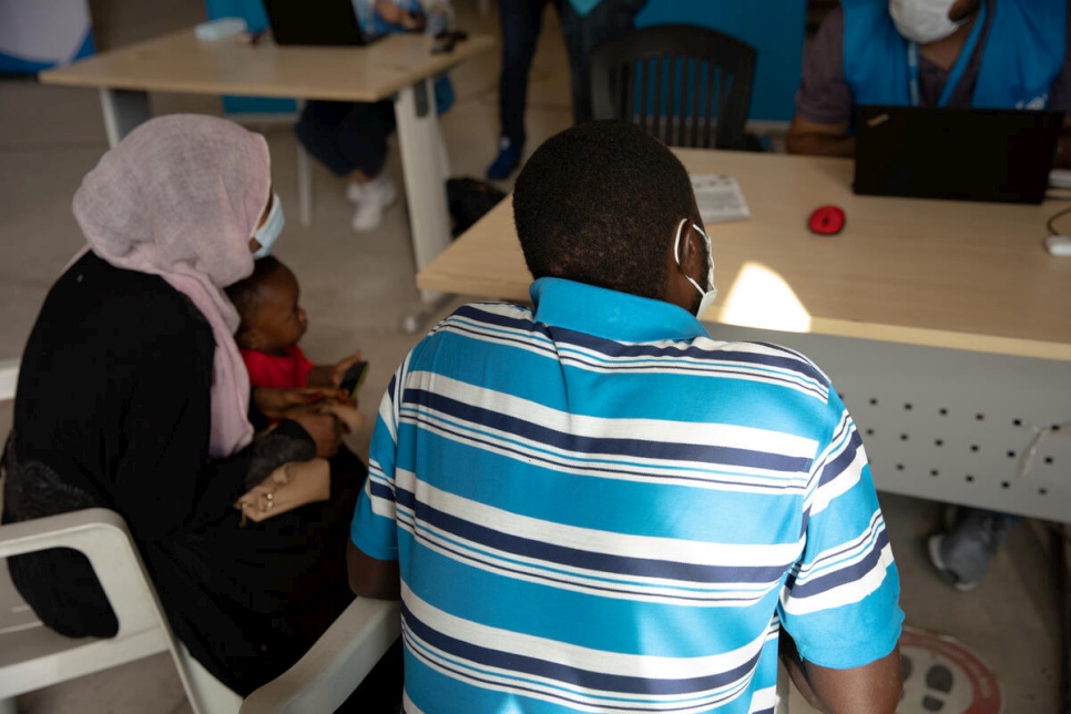 Familia refugiada se entrevista con el personal de ACNUR que brinda asistencia en Trípoli, Libia.