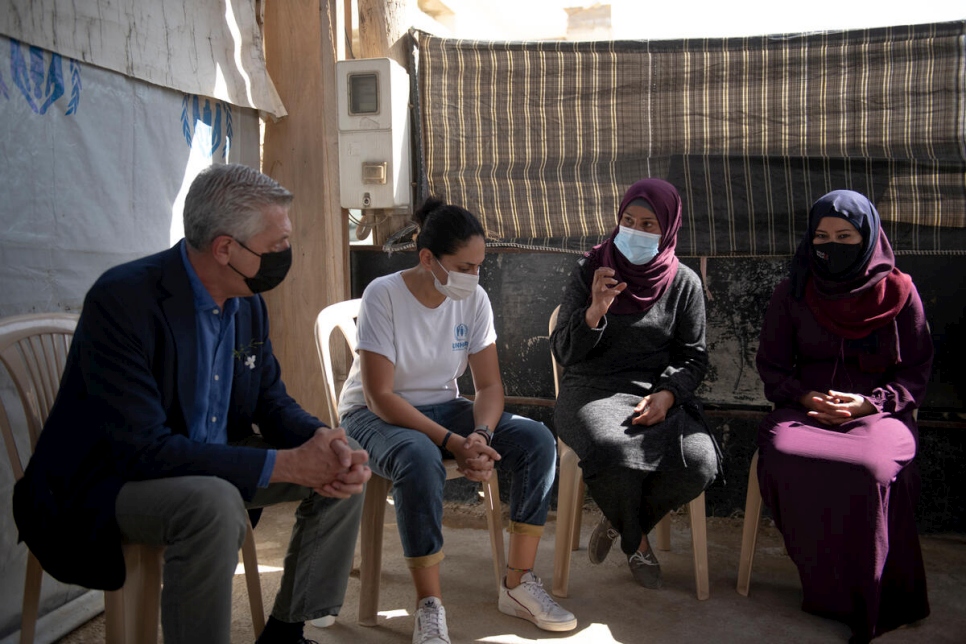 Filippo Grandi, Alto Comisionado de la ONU para los Refugiados, conversa con Hind al-Hamad (41 años) y sirias refugiadas Majida Shehada Ibrahim (36 años), sirias refugiadas en Líbano.