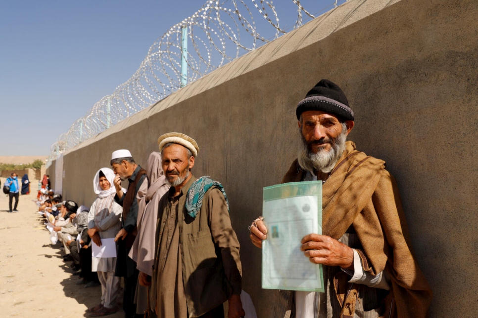 Personas desplazadas internas se forman afuera de las oficinas de ACNUR, cerca de Kabul, para recibir asistencia.