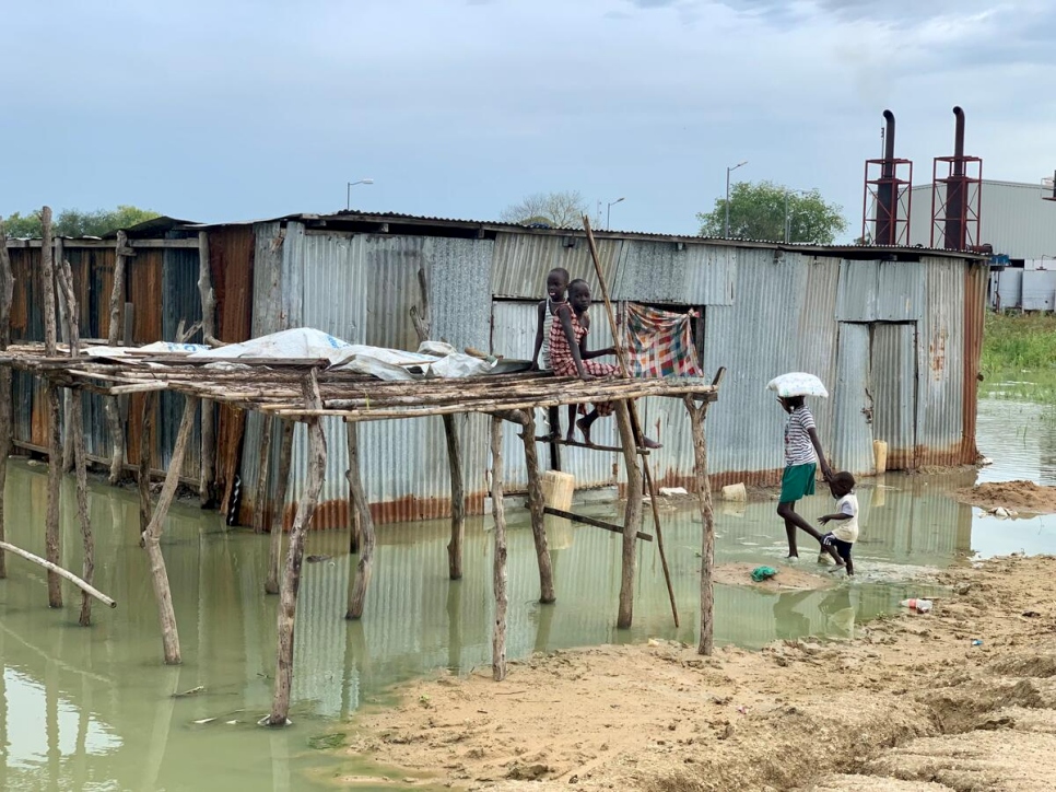 A pesar de las inundaciones, muchas familias siguen viviendo en las zonas afectadas en el estado de Jonglei, en Sudán del Sur, almacenando en andamios improvisados artículos perecederos, como los alimentos.