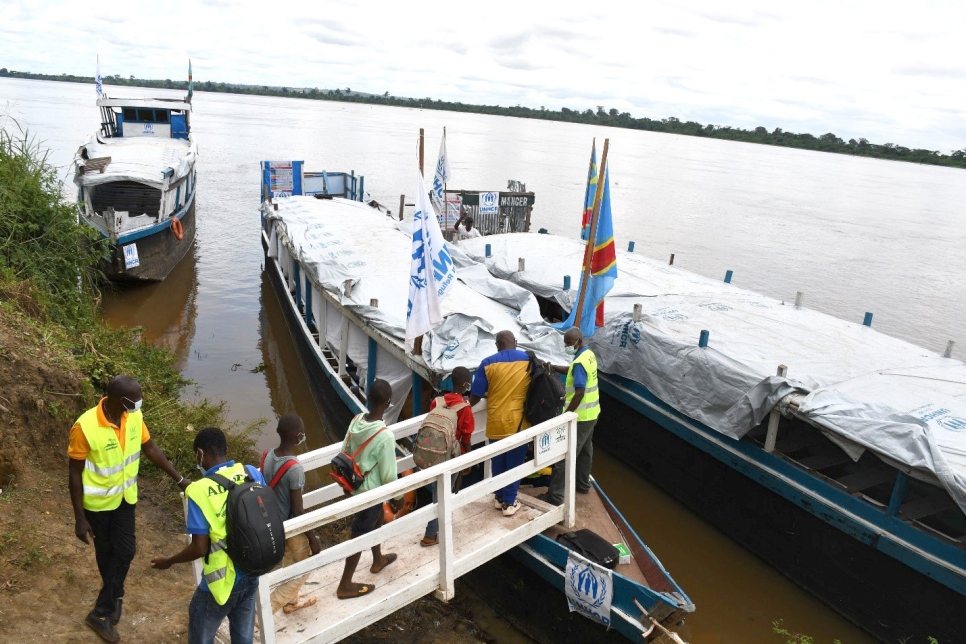 Refugiados de la República Centroafricana abordan embarcaciones en el río Ubangi, en Zongo, República Democrática del Congo, que los llevará a la capital de la RCA, Bangui. 
