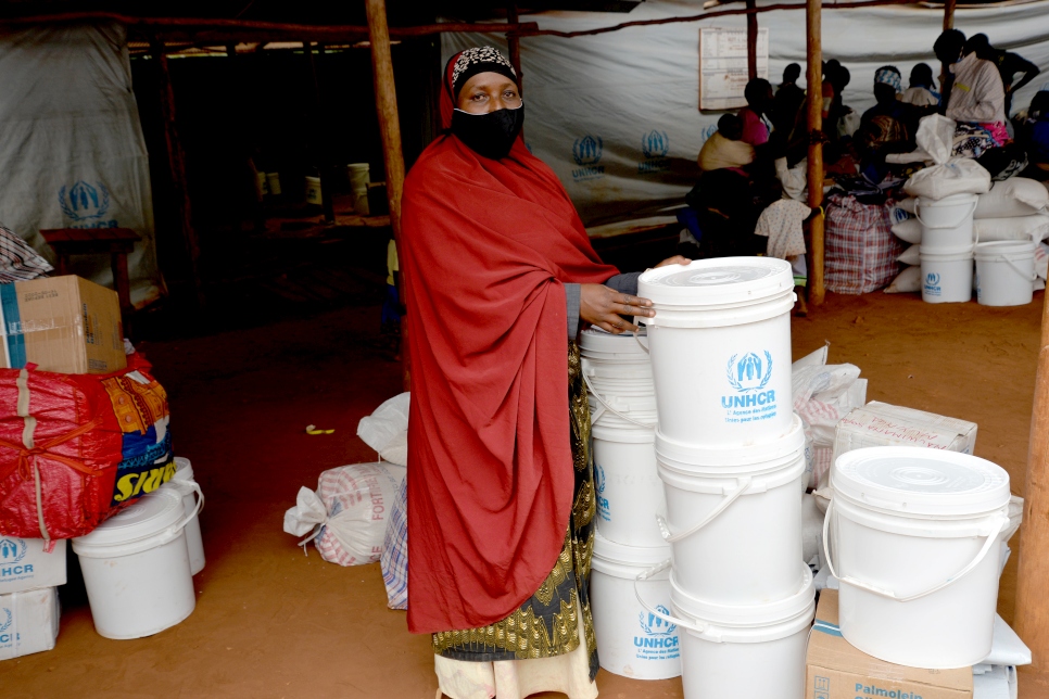 Safia Nduwimana, retornada burundesa, recibe artículos no alimentarios en un centro de distribución en Burundi. 