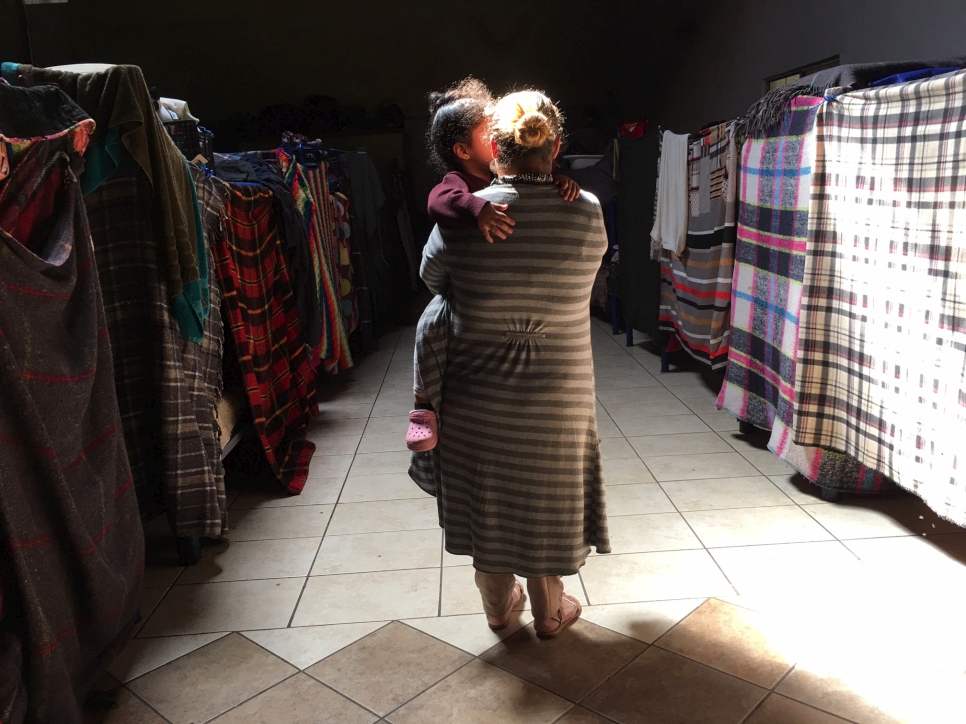 Una madre hondureña con su hija de tres años en un albergue improvisado para personas solicitantes de asilo en Tijuana, México.