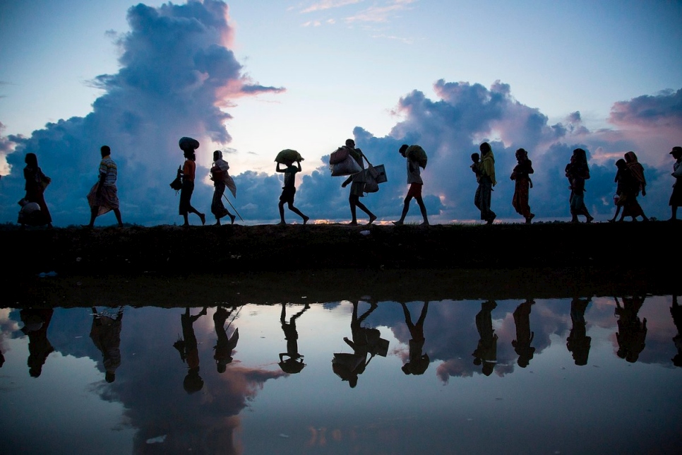 Miles de personas refugiadas rohingya huyen a Bangladesh. 