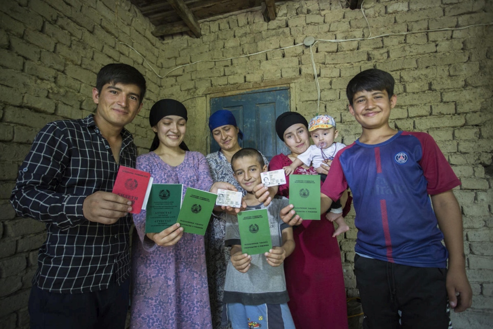 En su casa en Dushanbe, en Tayikistán, una antigua familia apátrida muestra los pasaportes que acaban de obtener.