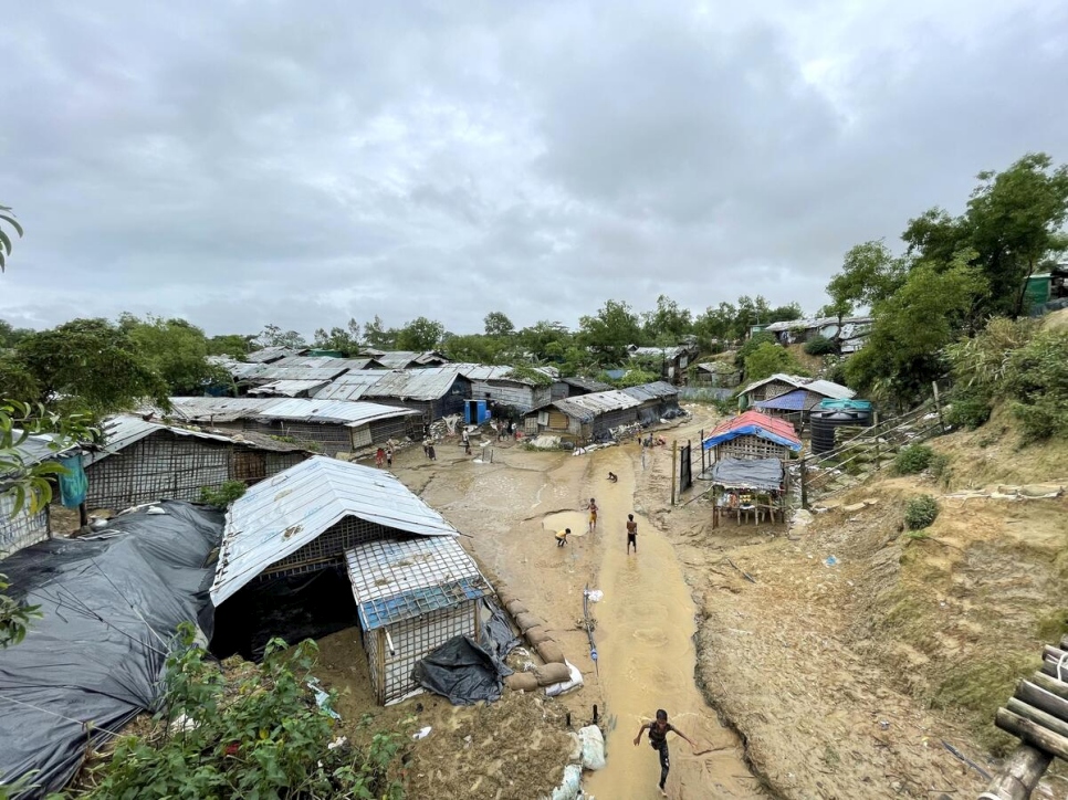 Niños rohingyas juegan después de fuertes lluvias en un campamento de refugiados en Bangladesh. En julio, las lluvias y los vientos monzónicos provocaron inundaciones y derrumbes en los campamentos en Cox's Bazar.