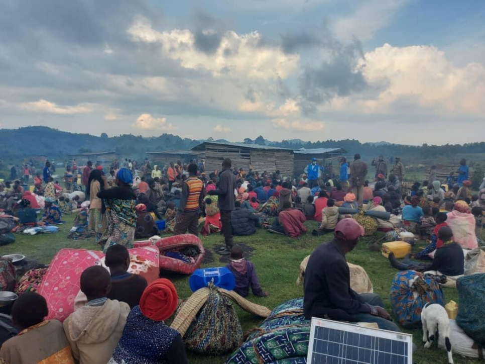 Un grupo de personas solicitantes de asilo congoleñas espera en el paso fronterizo de Bunagana tras cruzar a Uganda desde la República Democrática del Congo. 