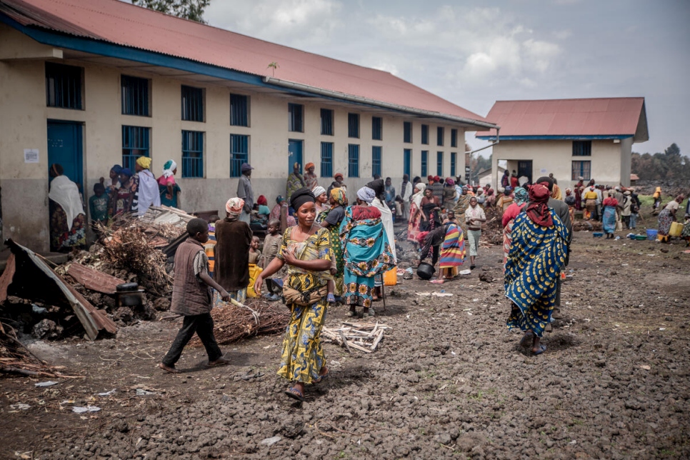 Personas que han huido de la erupción del monte Nyiragongo, un volcán en la República Democrática del Congo, buscan cobijo en el pueblo de Sake en mayo de 2021. ACNUR comenzó a brindarles asistencia de manera inmediata.